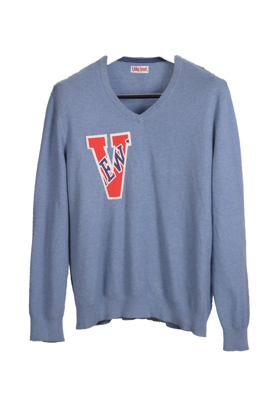 Letter Sweater "V" stone blue and red