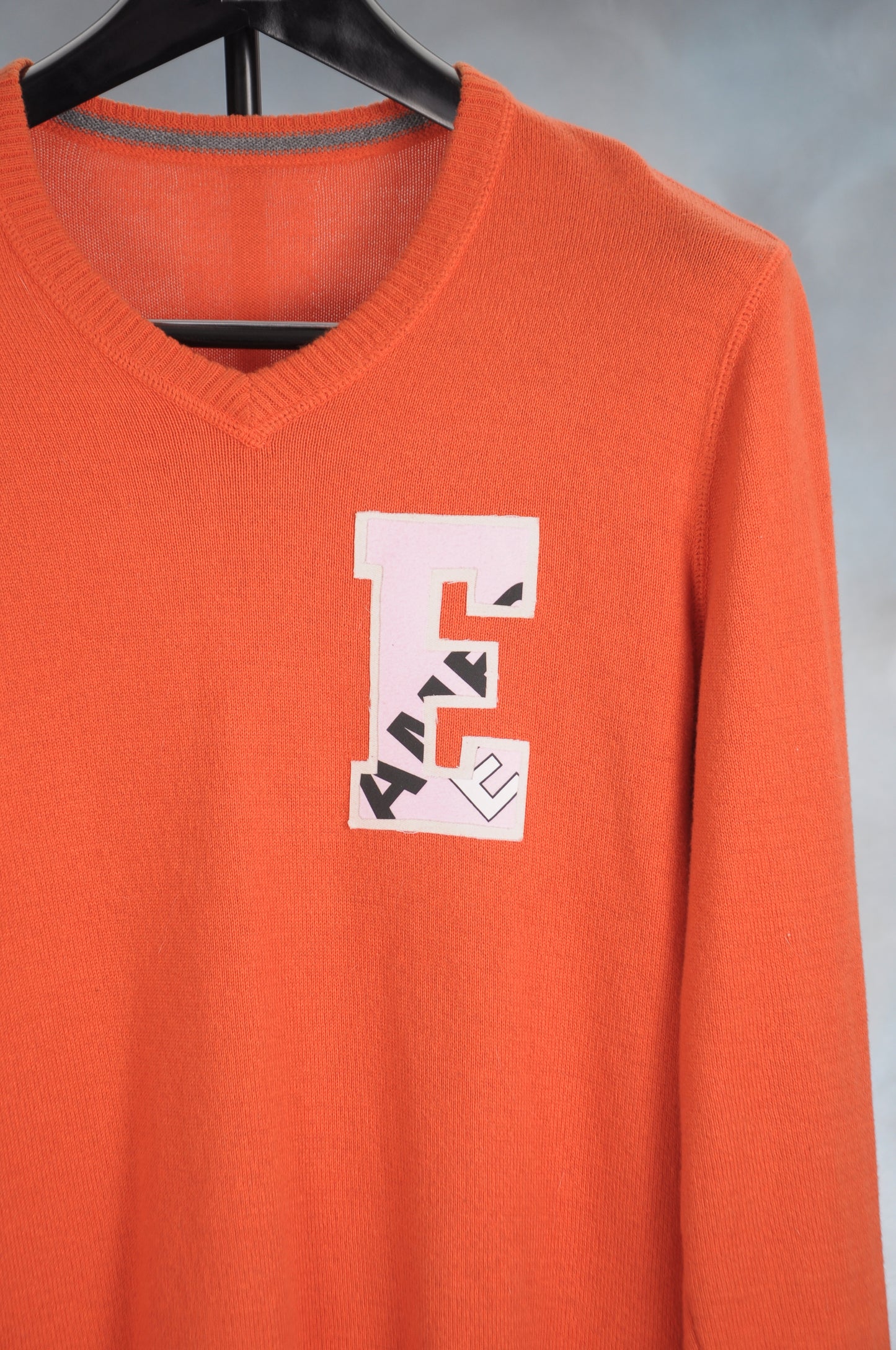 Letter Sweater “E” pumpkin orange & Pink